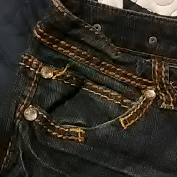 Juniors Almost Famous distressed jean Capri's - Picture 5 of 6